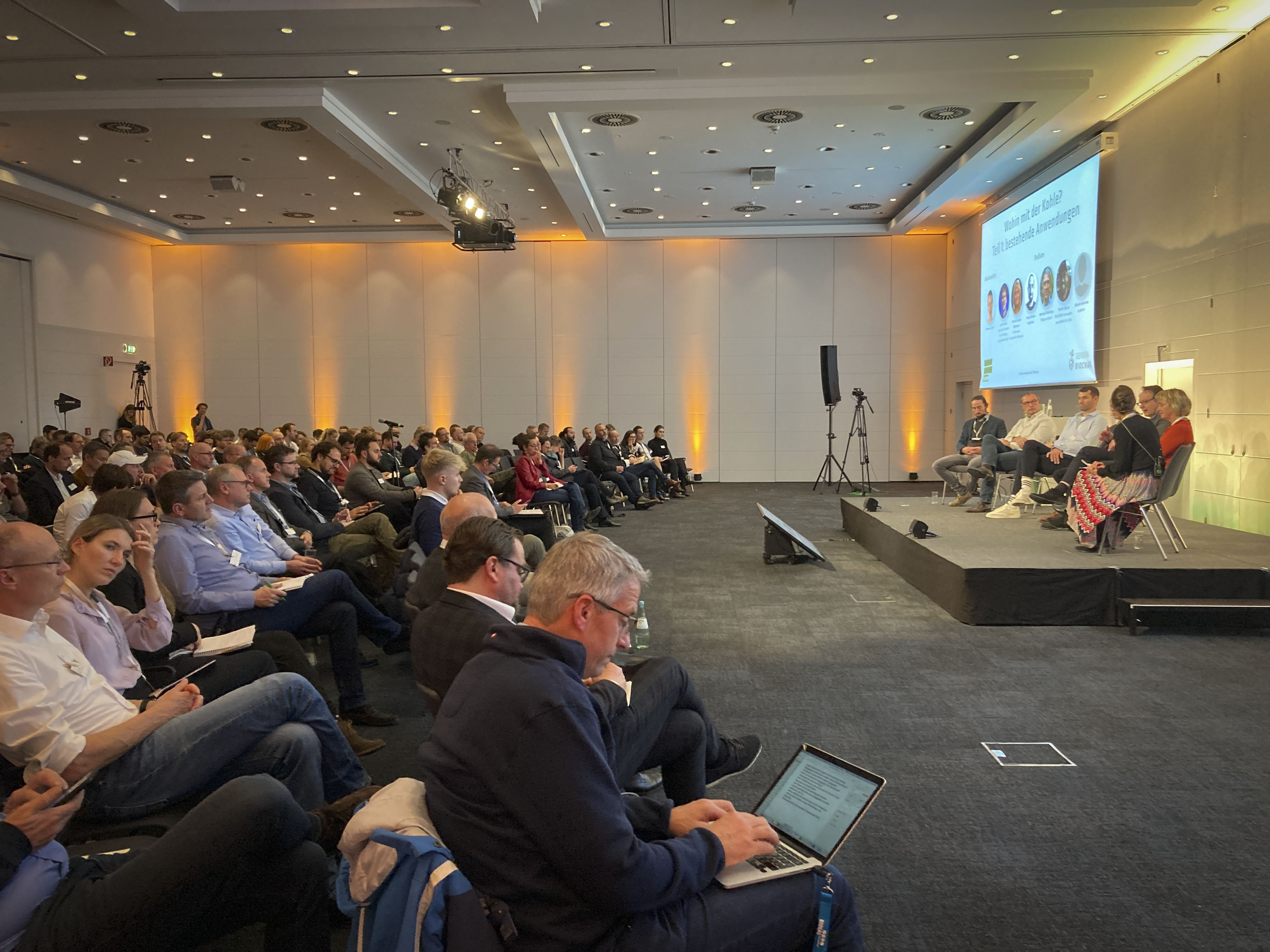 Publikum und Bühne beim German Biochar Forum